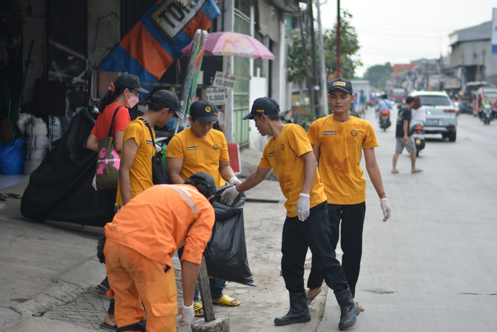 CSR Bersihkan sampah